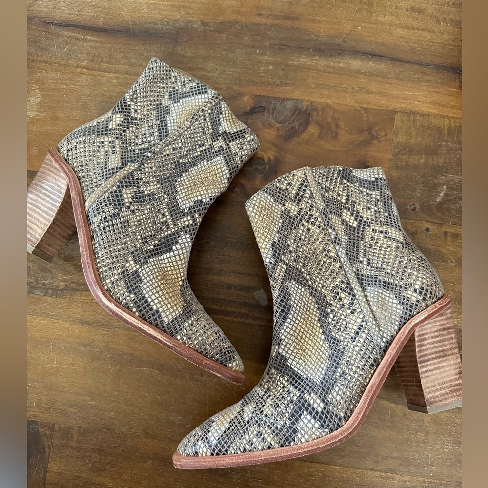 Free People Barclay‎ animal snake embossed heeled booties ladies size 39